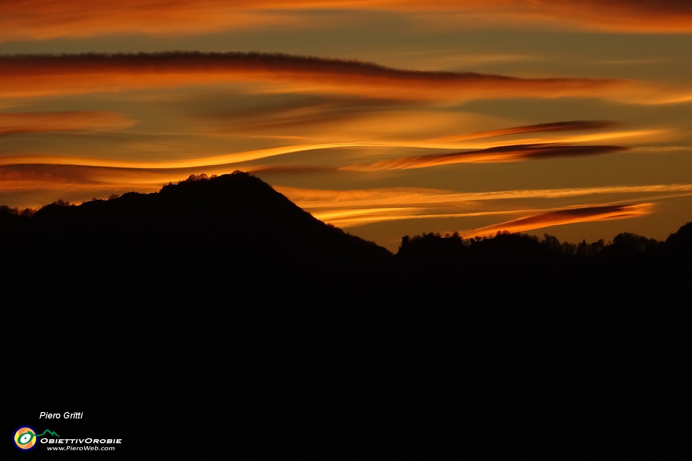 56 Tramonto rosso-fuoco sul Castel Regina.JPG